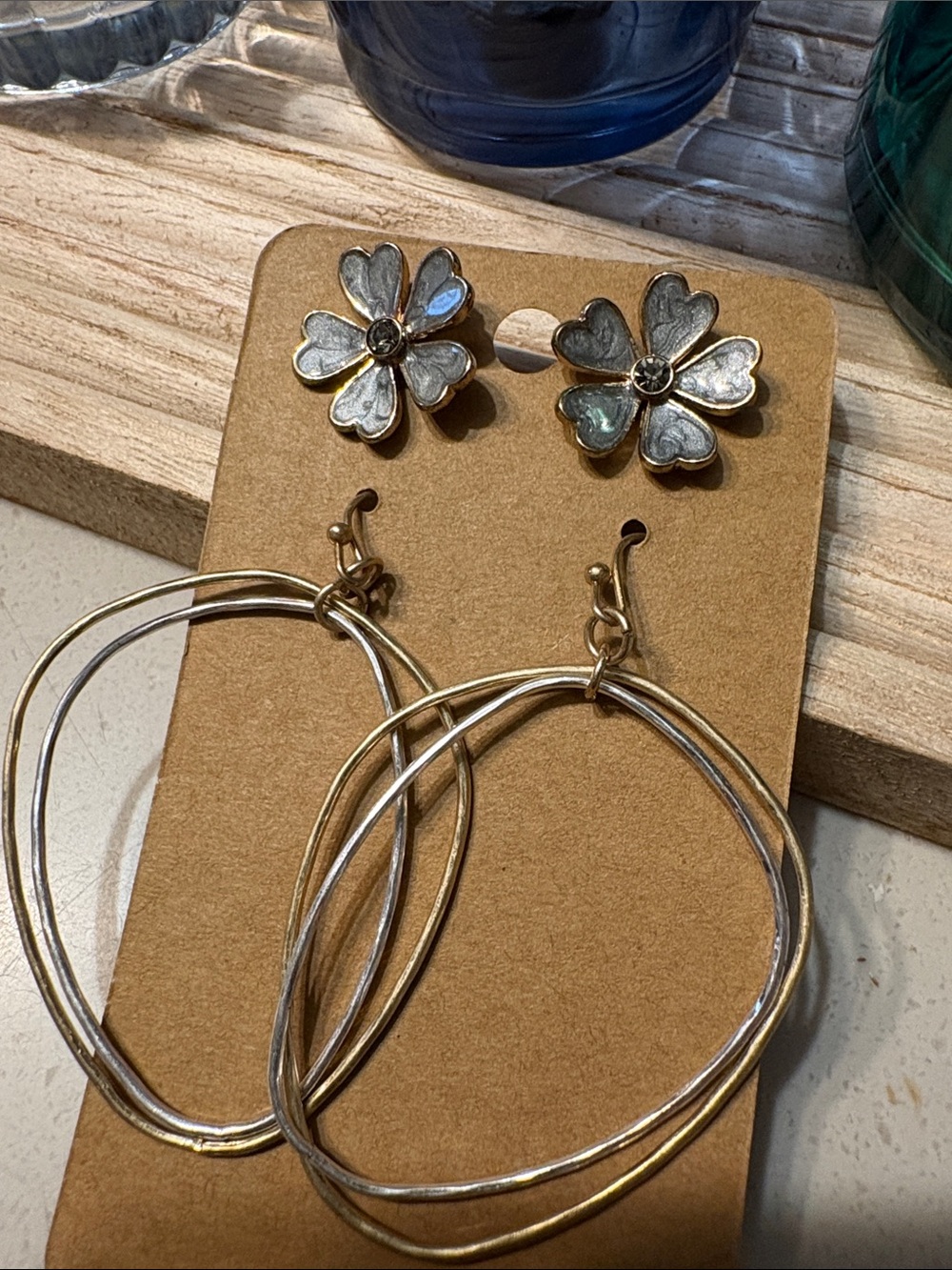 2 piece earring set: loops and flower